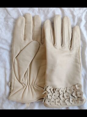 Vintage Cream Leather Gloves with Floral Wrist Appliqué